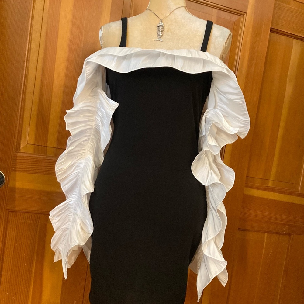 Women’s Ruffled Bodycon Dress - Picture 13 of 16